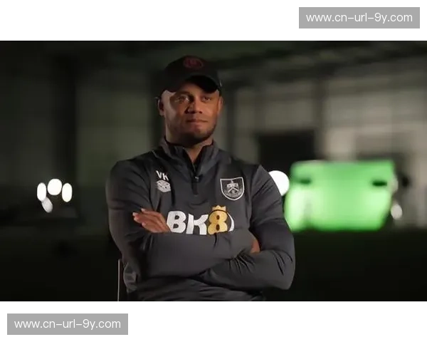 终场哨响，带队完成保级任务的伯恩利主帅孔帕尼与教练组激动相拥